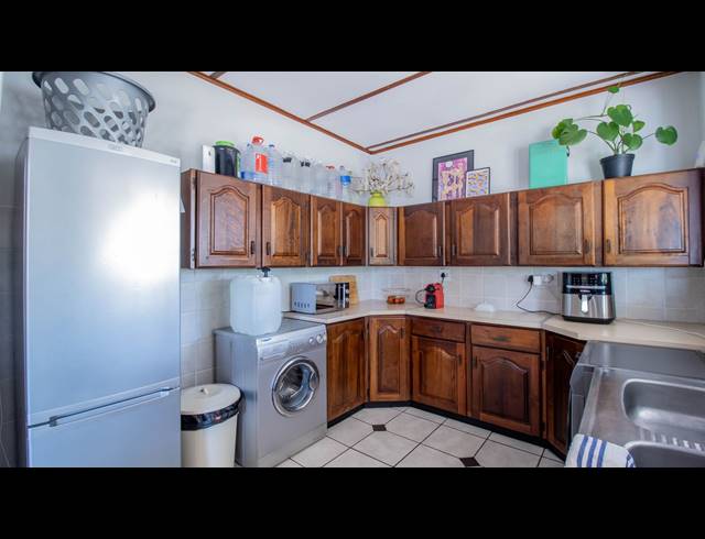 6 BEDROOM FREEHOLD FOR SALE IN PARKTOWN